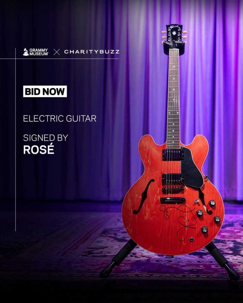 غيتار كهربائي (Gibson ES-335) موقع من ROSÉ في حفل توزيع جوائز جرامي لعام 2026 متاح الآن للمزاد العلني في Charity Buzz!