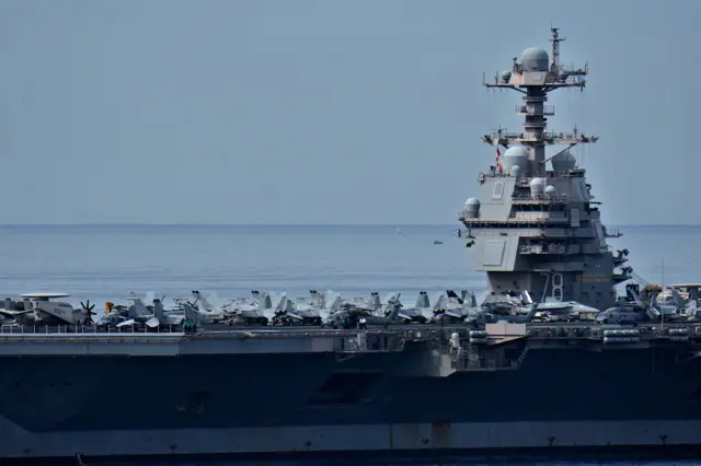 حاملة الطائرات الأمريكية "جيرالد آر. فورد" لدى وصولها إلى ميناء مرسيليا في فرنسا، 4 أغسطس/آب 2025.