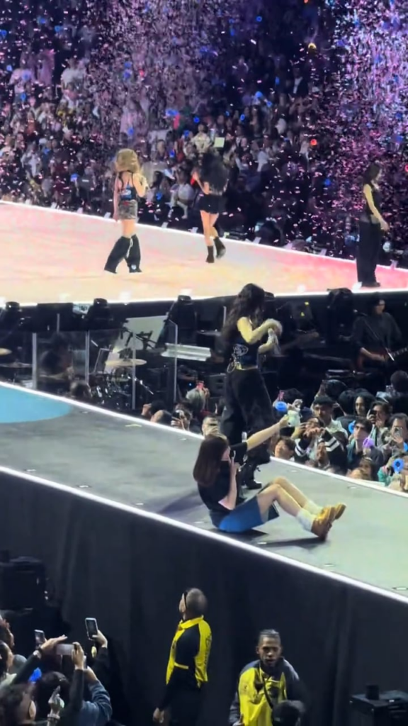 260213 تحديث تيك توك Muchachex - جونغيون تلتقط صورة بولارويد مع مجموعة من المعجبات وتفاعلهن بسعادة غامرة 🥰