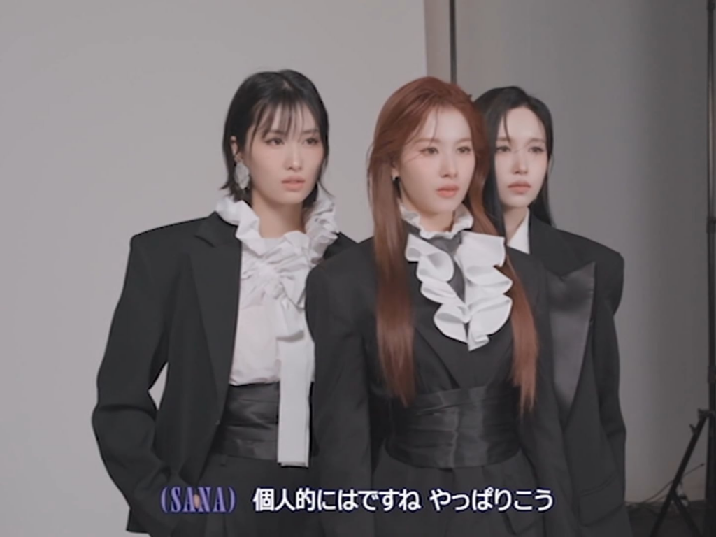 260204 - ميسامو (مينا، سانا، مومو) يرتدي البدلات