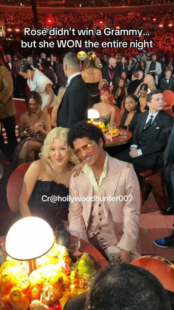 روزيه مع برونو مارس، بيلي إيليش، سابرينا كاربنتر، باد باني، مايلي سايروس، SZA، شارلوت لورانس، وأودري نونا في حفل توزيع جوائز جرامي.