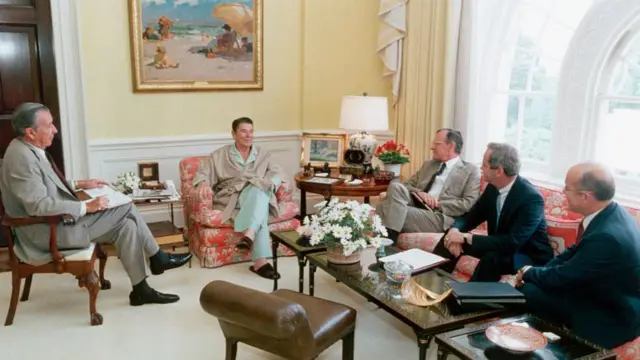 صورة تعود ليوليو من عام 1985 للرئيس الأمريكي الراحل رونالد ريغان في المستشفى وعن يمينه نائبه جورج بوش الأب وعن يساره دون ريغان رئيس هيئة موظفي البيت الأبيض بعد خضوع الرئيس لعملية جراحية لاستئصال السرطان