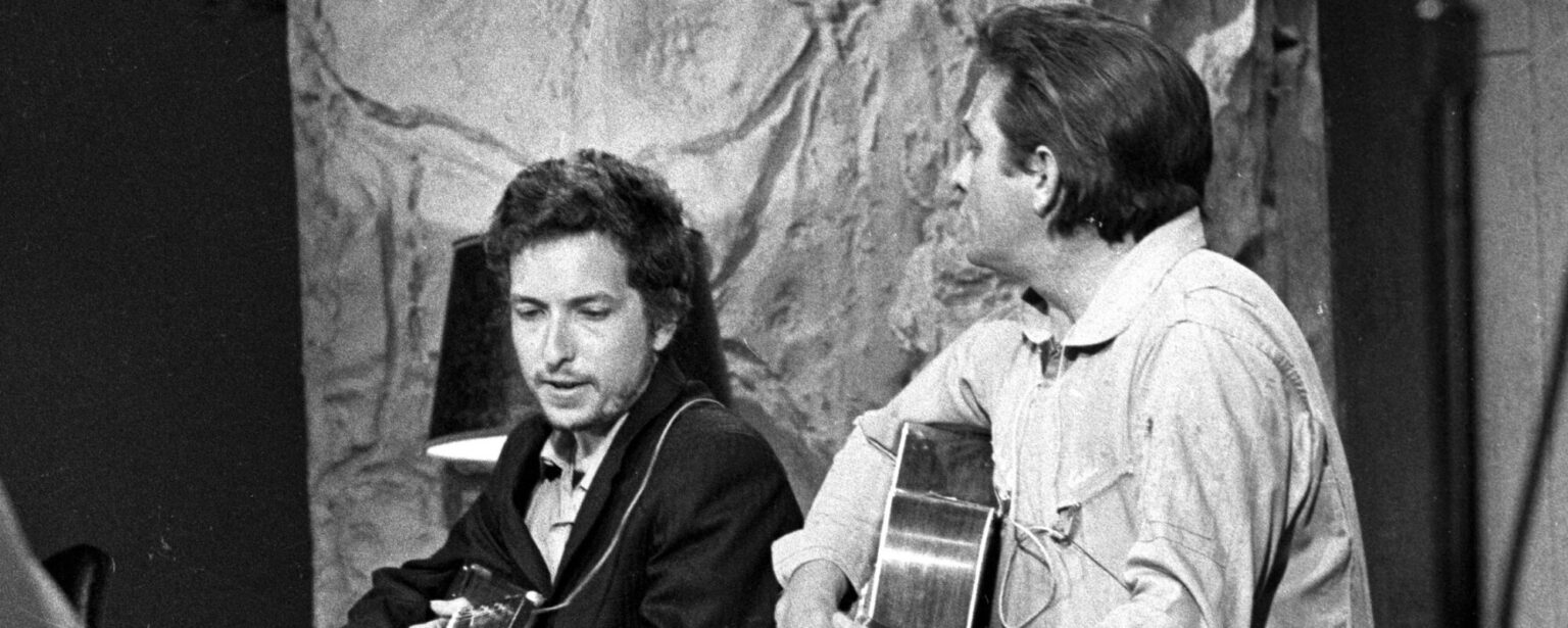 في مثل هذا اليوم من عام 1969، تعاون أسطورة موسيقى الريف مع بوب ديلان لتسجيل أغنية ظلت محور الشائعات والنقاش لعقود من الزمن.