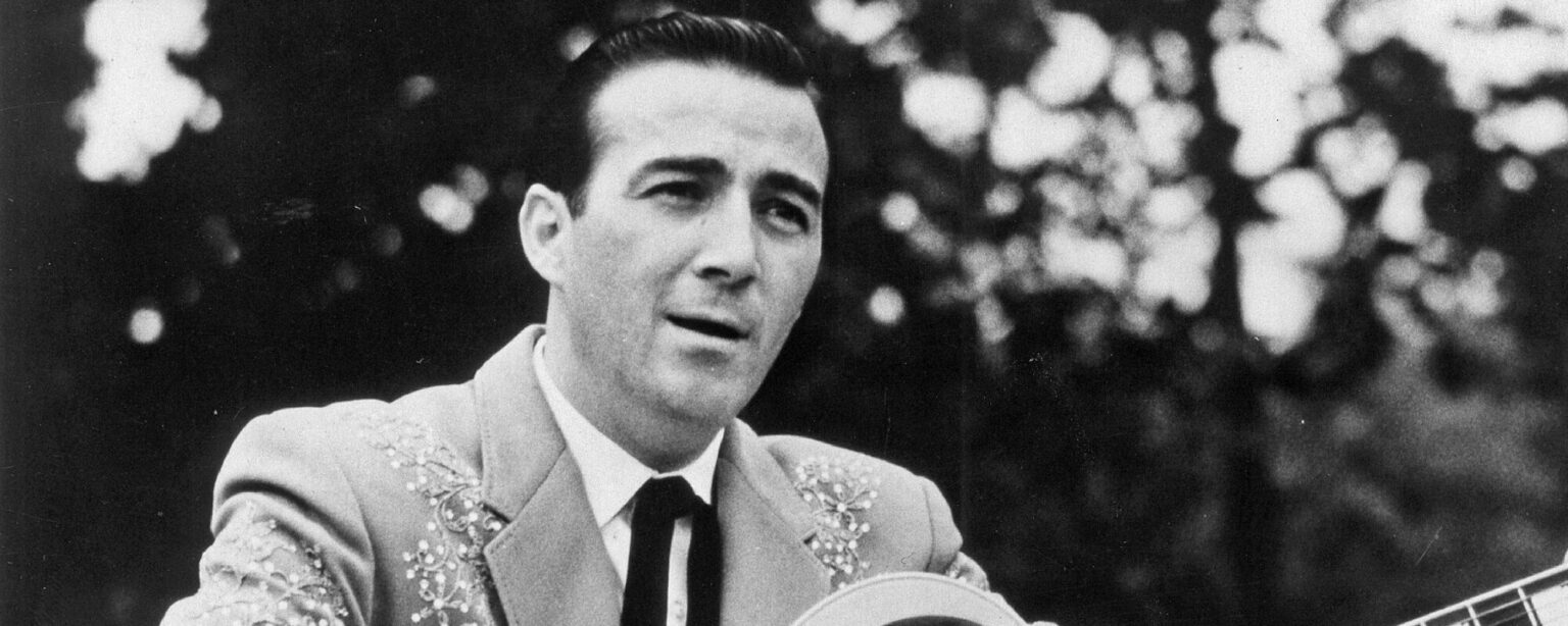 وُلد في مثل هذا اليوم من عام 1932، “محب التلال” الذي ساعد في إطلاق مسيرة ويلي نيلسون المهنية وسيطر على قوائم موسيقى الكانتري لأكثر من 20 عامًا.