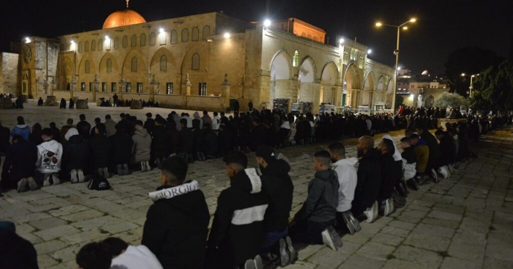 تأهب “أمني” واسع في القدس مع أولى ليالي رمضان وآلاف يؤدون التراويح بالأقصى تأهب "أمني" واسع في القدس مع أولى ليالي رمضان وآلاف يؤدون التراويح بالأقصى