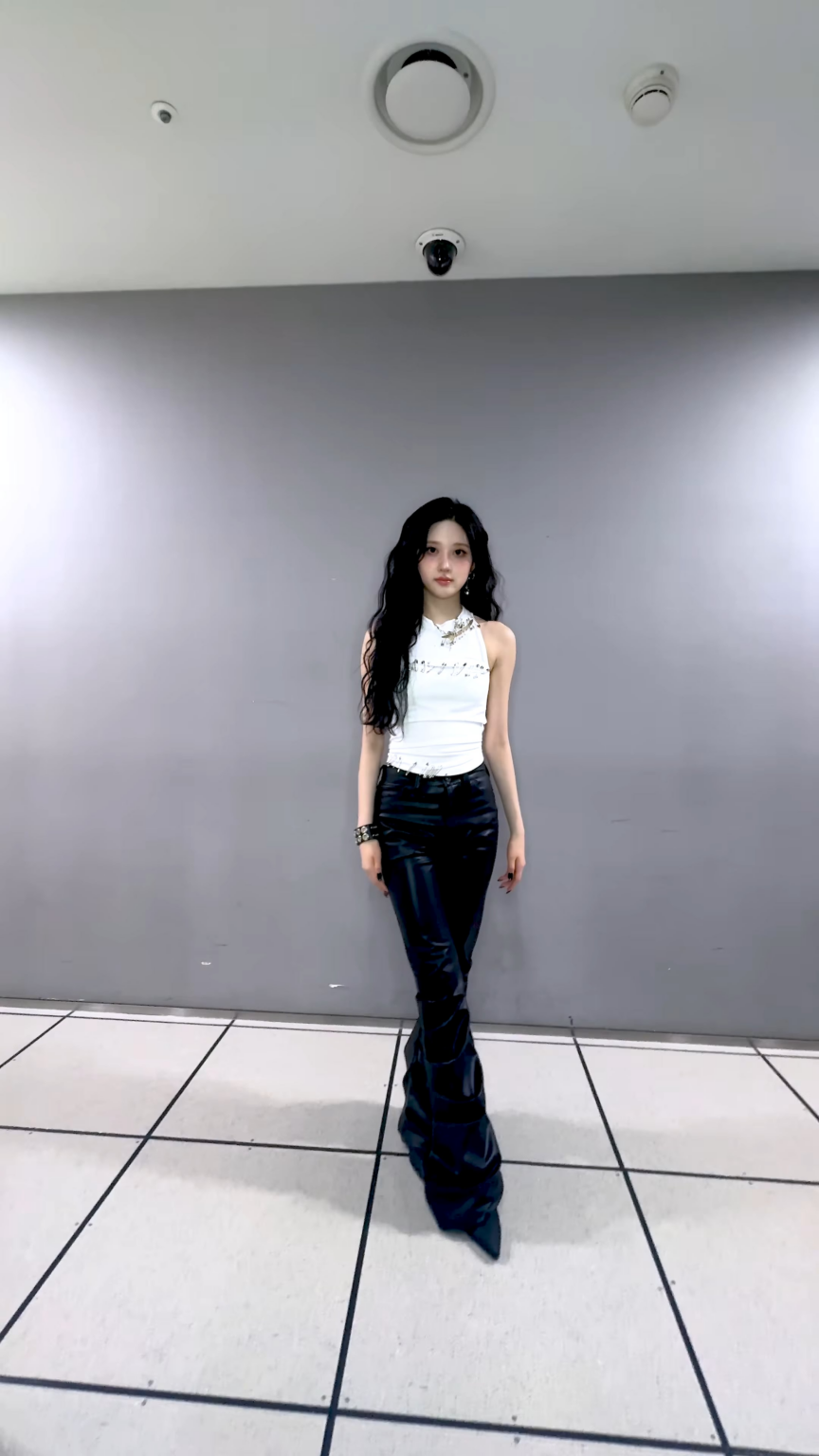 260228 تحديث TikTok الرسمي لـ IVE مع Gaeul - الخريف قادم مبكرًا 🖤 (تحدي غريب)