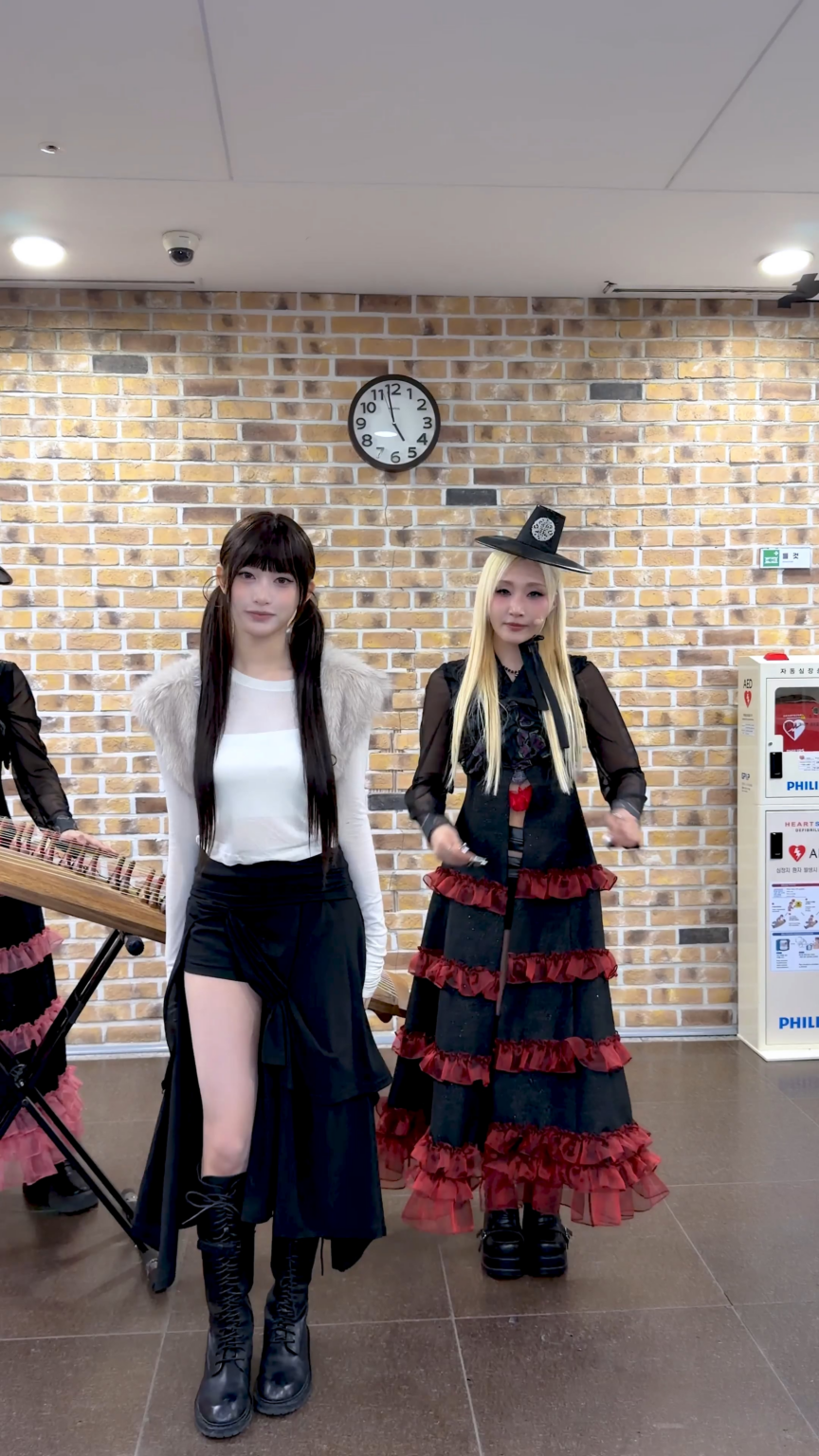 260228 تحديث TikTok الرسمي لـ IVE مع Leeseo - إذا كنت تريد ذلك، فسيحدث مع GRANADA🖤 (تحدي BLACKHOLE)