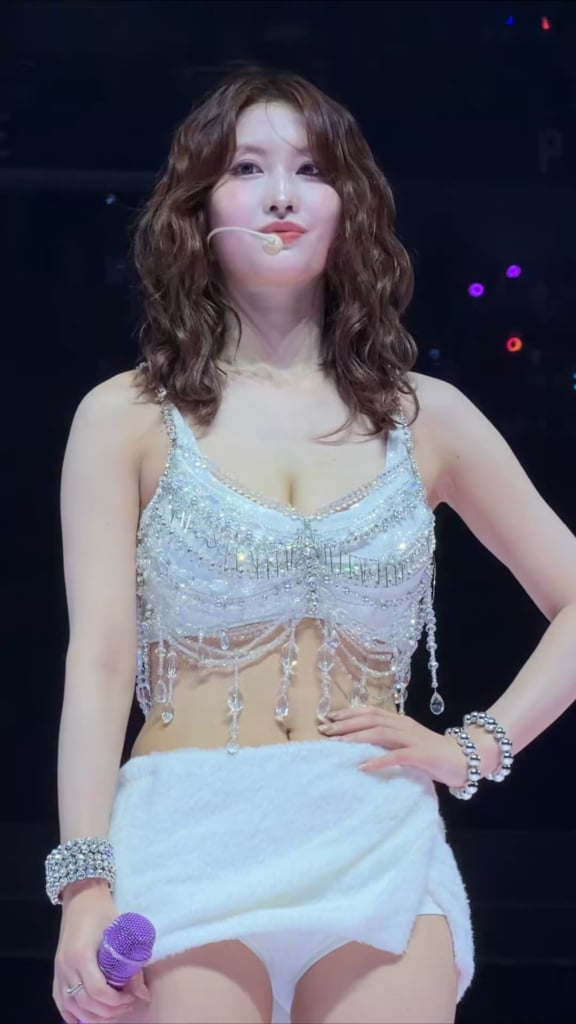 260219 مومو يتوهج على المسرح