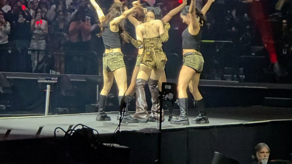 أحد مقاطع الفيديو المفضلة لدي من يوم دالاس الثاني. أصبح أداء مومو المنفرد أكثر صعوبة في المرة الثانية.