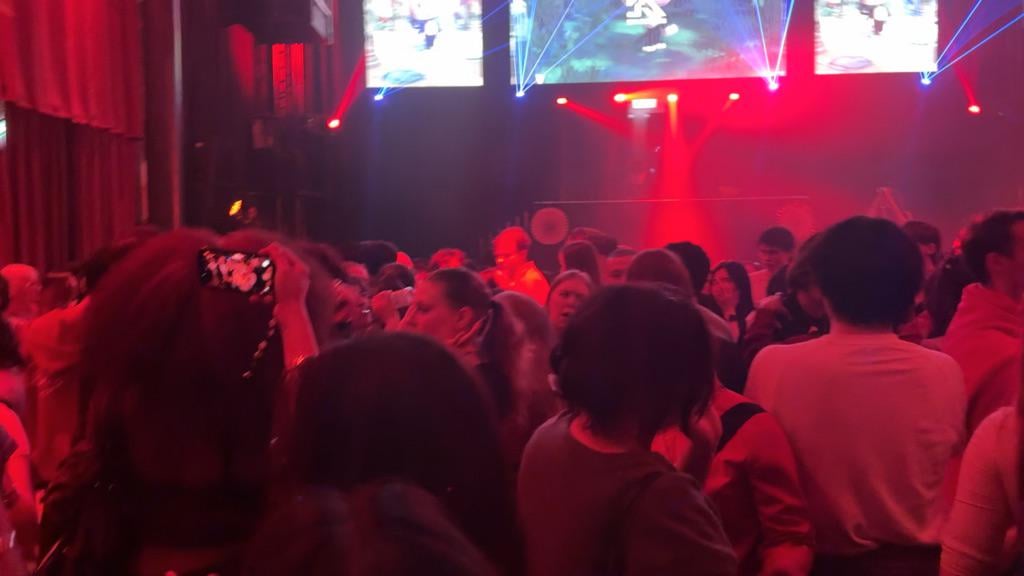 استمتع بالجينز الجديد في النادي! 🥳