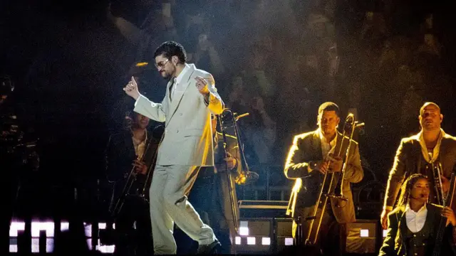 يؤدي باد باني عرضاً على المسرح ضمن جولته العالمية "ديبي تيرار ماس فوتوس" في ملعب جي إن بي سيغوروس، في 11 ديسمبر/كانون الأول 2025، في مدينة مكسيكو، المكسيك.