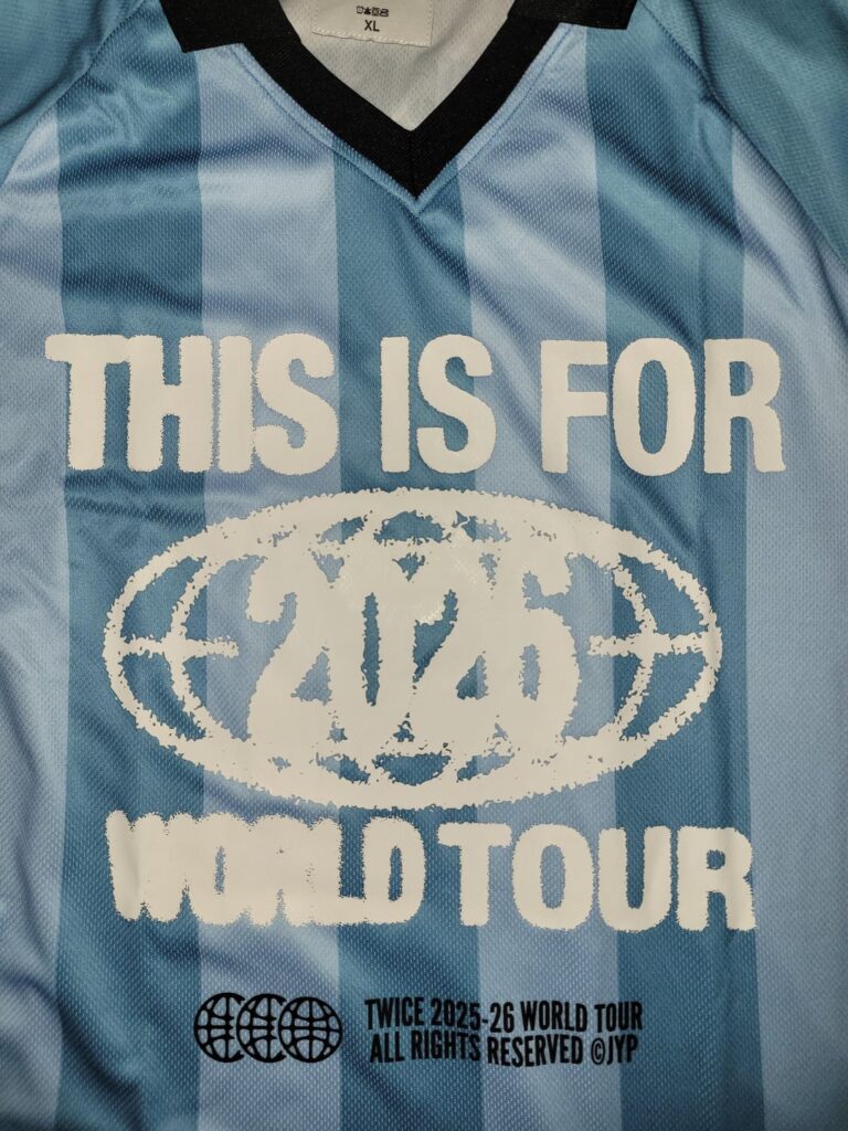 هل يبدو القميص الحصري لأي شخص آخر عبر الإنترنت بهذا الشكل؟ هل يبدو جيدًا عند ارتدائه؟