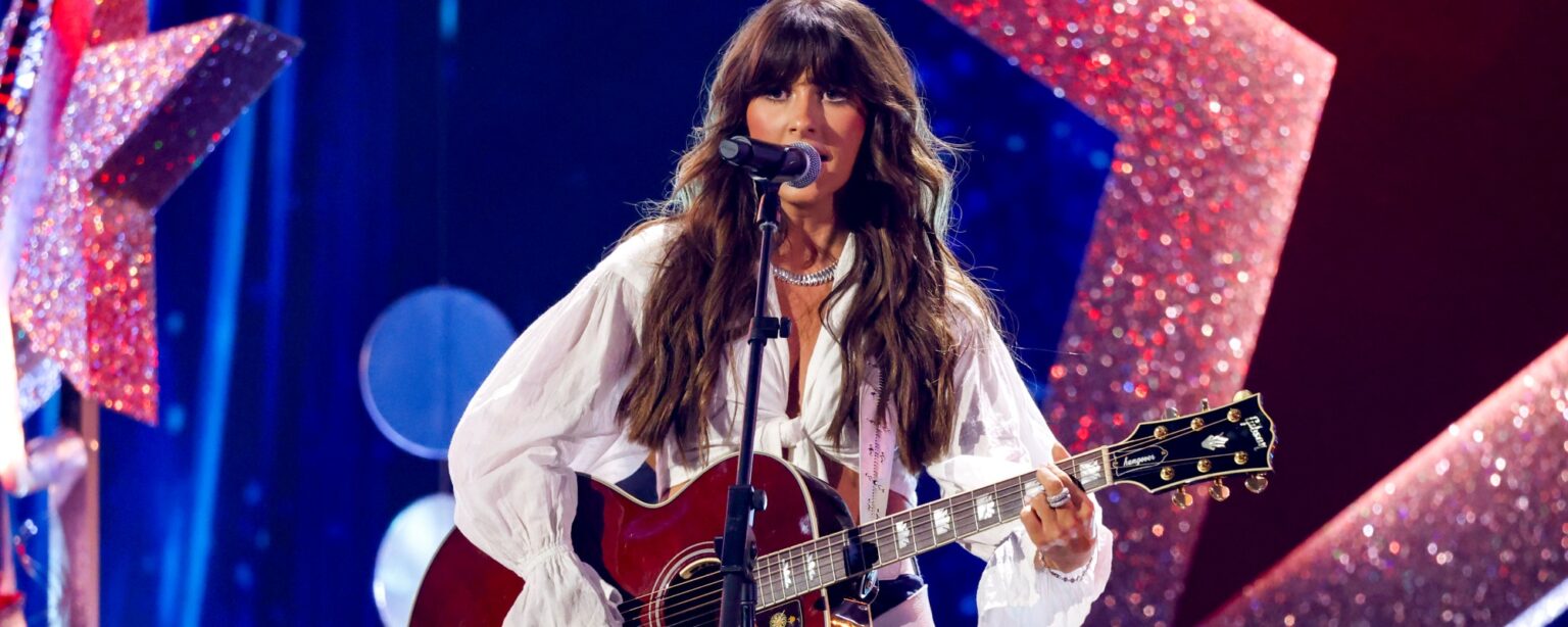 إيلا لانجلي تطلق أغنية جديدة “Be Her” الليلة بعد إنجاز مهني كبير