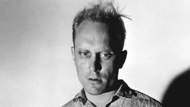 روبرت دوفال في صورة بالأبيض والأسود من فيلم "أن تقتل طائراً محاكياً" (To Kill a Mockingbird) عام 1962.