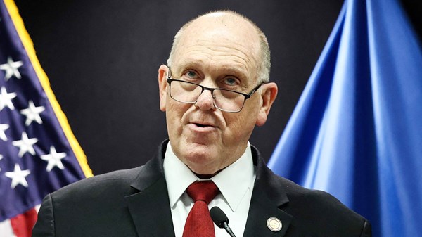 "قيصر الحدود" بإدارة ترامب يعلن سحب 700 من شرطة الهجرة من مينيسوتا