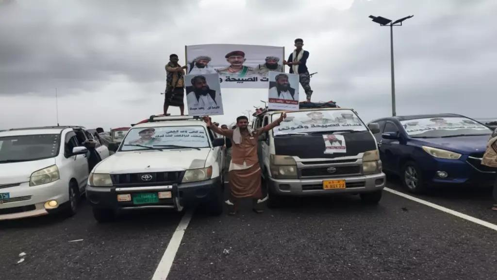 شاهد: موكب من الحب عبر 100 كيلومتر... أبين تغزو عدن بـ«رسالة شكر» للسعودية وموقف تاريخي مع الشيخ حمدي شكري!