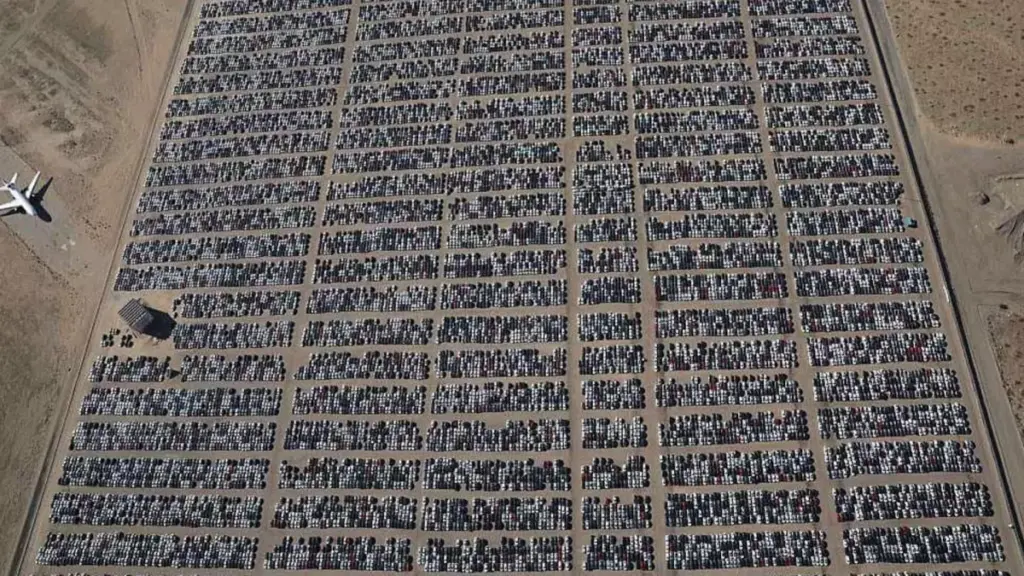 كنز السعودية المدفون: 2.5 مليون ريال من السيارات الفارهة تتعفن منذ 2010... فيراري بـ8 آلاف كم فقط ولا أحد يجرؤ على لمسها!