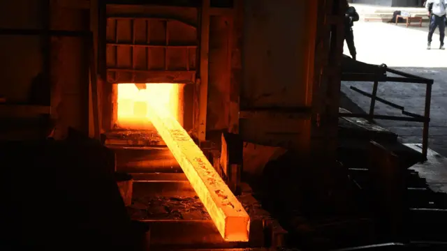 صورة من داخل مصنع أثناء عملية إنتاج قضبان الحديد، الذي يعمل على تلبية احتياجات حديد التسليح في كرمان، إيران، بتاريخ 15 يونيو/حزيران 2023.