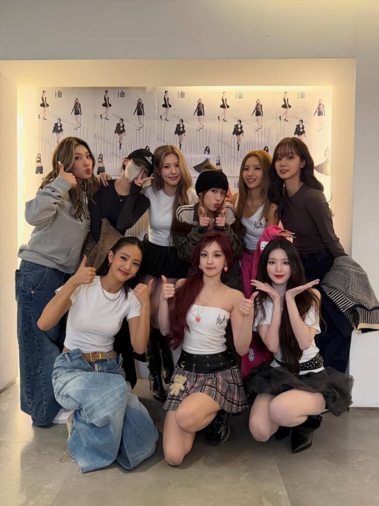 260221 تحديث هيري على الانستقرام مع كيم تشايوون (مع Choi Yena و Leejung Lee و i-dle)