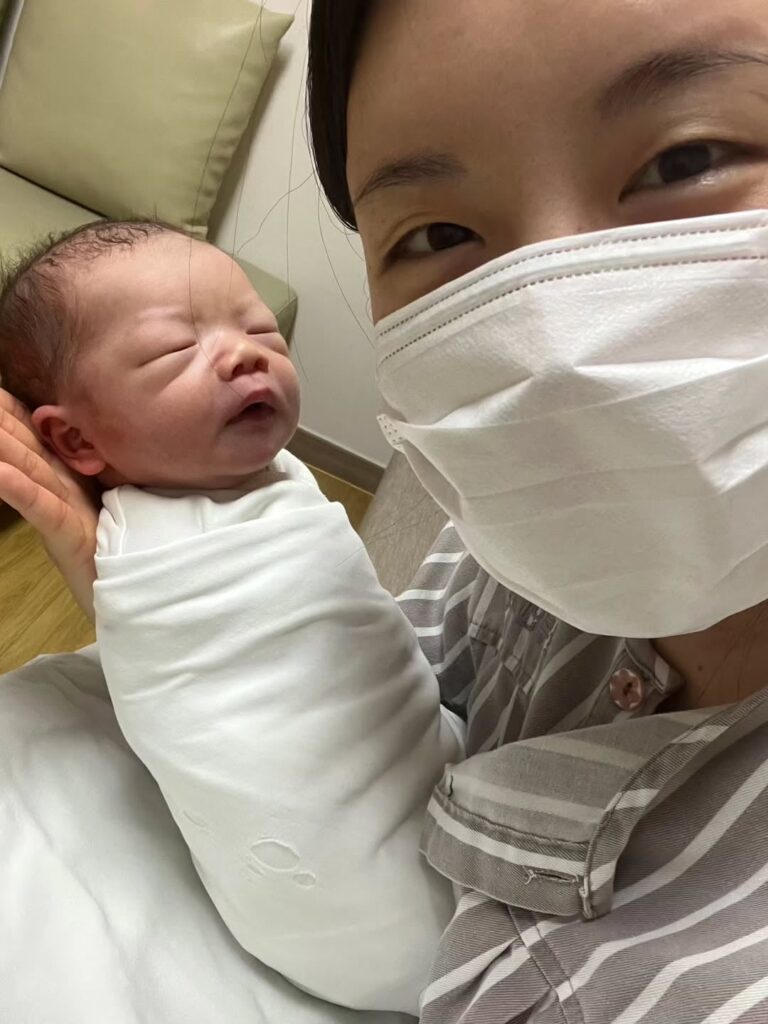 Wanna.B Lina (Bang Hyunah) أنجبت طفلها الأول Wanna.B Lina (Bang Hyunah) أنجبت طفلها الأول