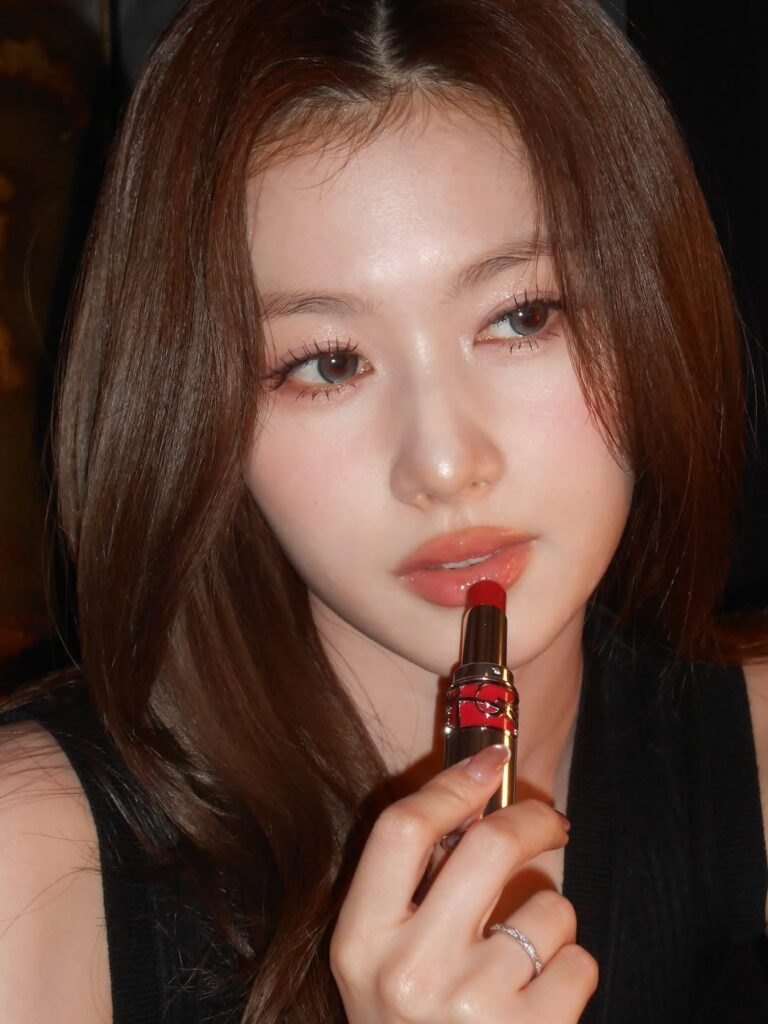 260228 تحديث سانا على الانستقرام - "أصدر أحمر الشفاه المفضل لدي من YSL لونًا جديدًا يجسد لون التوت المفضل لدي! […]"