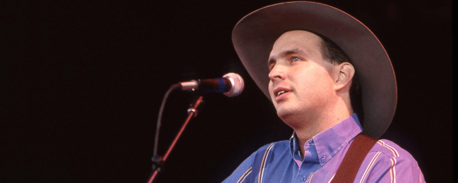 تم رفض Garth Brooks ثلاث مرات من قبل شركة التسجيلات الأولى الخاصة به حتى سمع هذه الأغنية