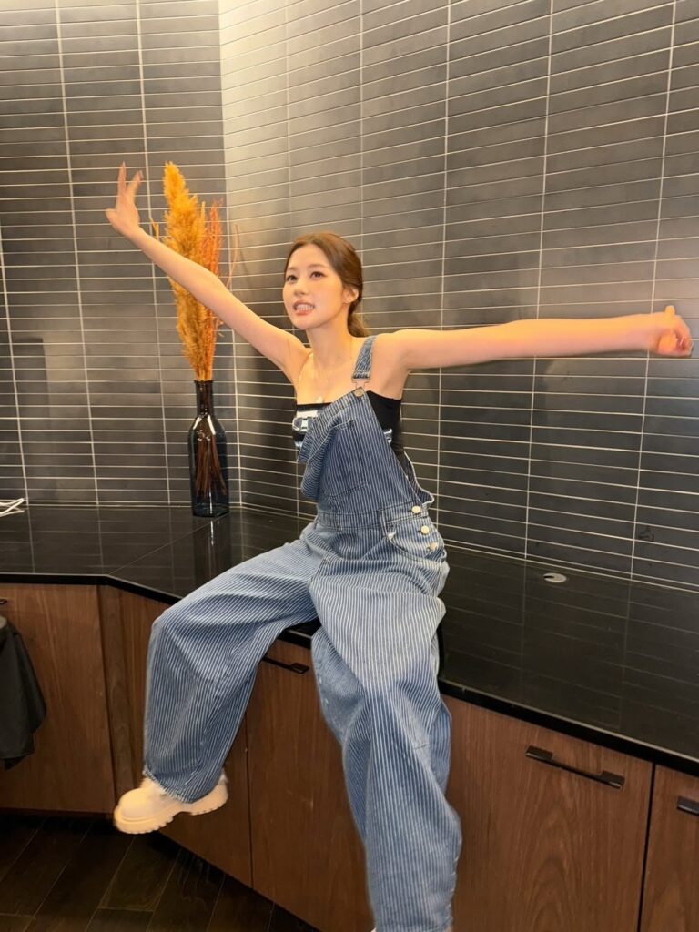 260222 تحديث سانا على الانستقرام - هذا اليوم هو يوم الأوفرول، المناسبة التي تحدث مرة واحدة في العام حيث تتساءل عما إذا كنت سترتديها أم لا🧺🪽