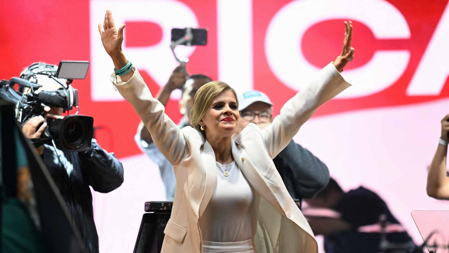 لورا فرناندز تفوز برئاسة كوستاريكا متصدرة النتائج من الجولة الأولى لورا فرناندز تفوز برئاسة كوستاريكا متصدرة النتائج من الجولة الأولى