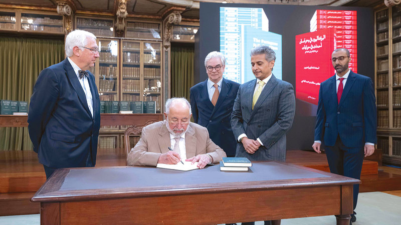 حاكم الشارقة يوقع النسخ البرتغالية الأولى من &laquo;البرتغاليون في المحيط الهندي &raquo; في أكاديمية لشبونة. الإمارات اليوم
