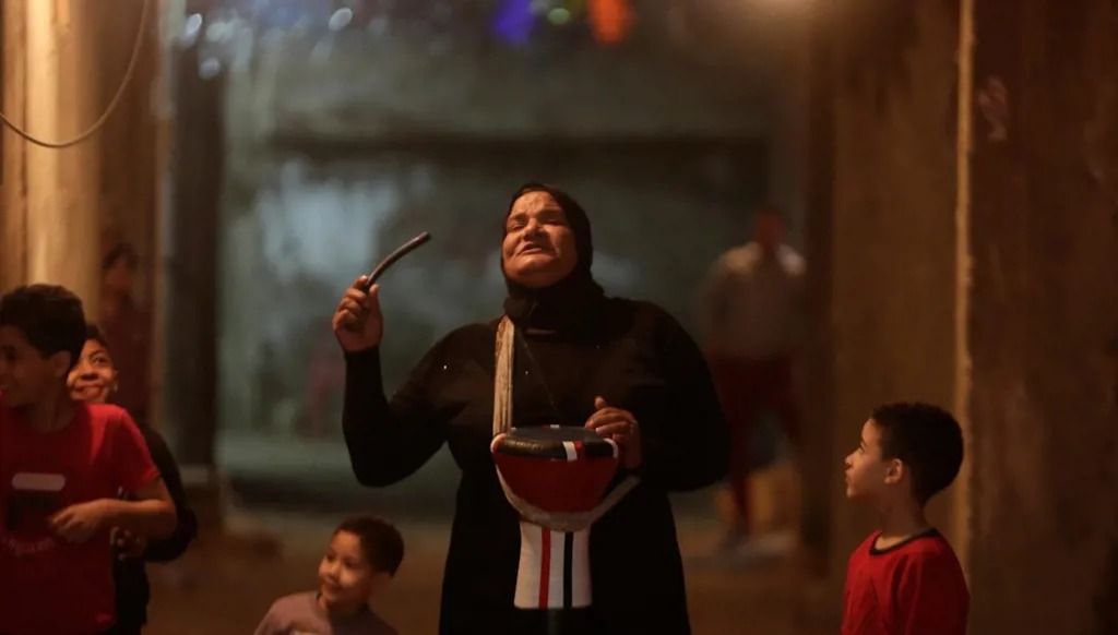 دلال المسحراتية في مهمّتها الرمضانية. (أرشيفية- رويترز)