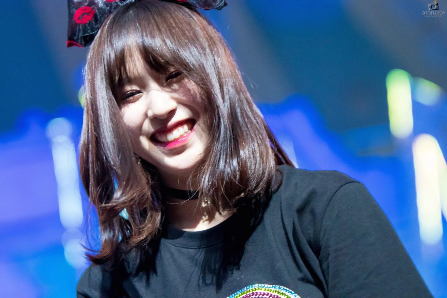 ابتسامة مينا مشرقة بشكل لا يصدق!