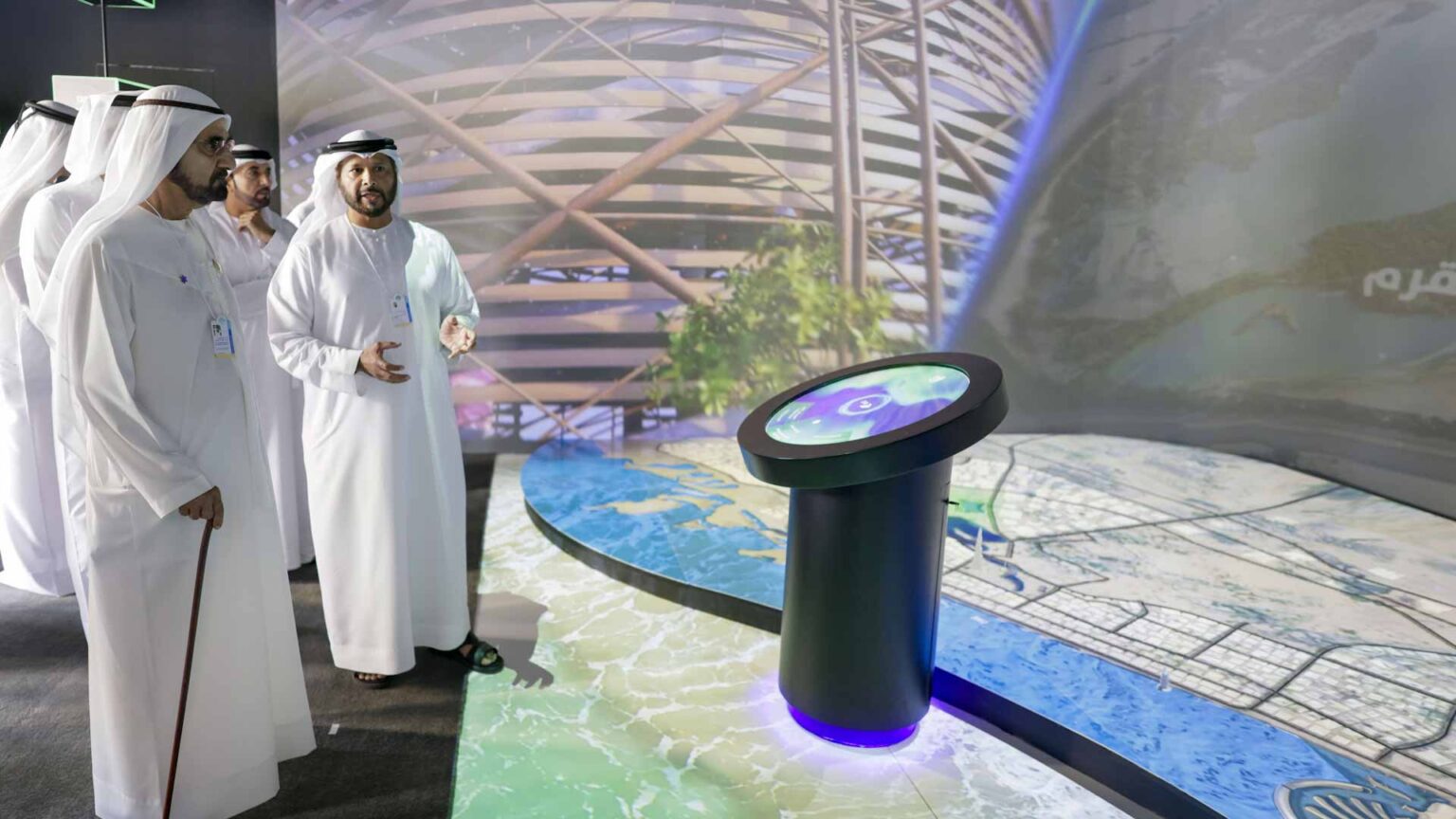 محمد بن راشد يطلع على خارطة طريق المساحات المائية والخضراء 2030