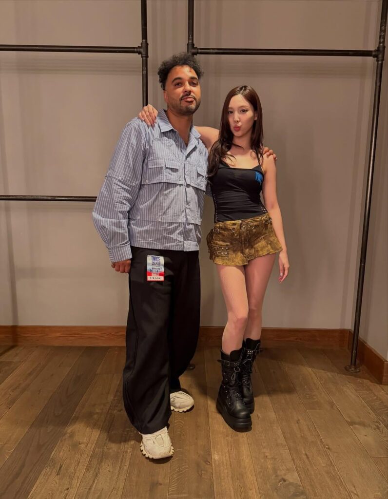 260204 تحديث انستقرام tkdoeswork - نايون مع تي كيه كايمبي، الملحن والمنتج لأغنية "MEEEEEEE"