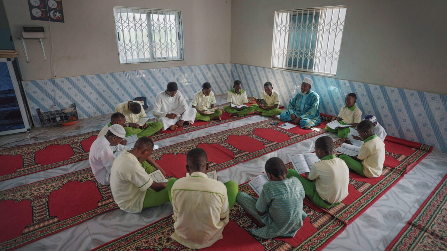 تلفزيون الشارقة يقدم برنامجي المدارس القاسمية وديوان العرب تلفزيون الشارقة يقدم برنامجي المدارس القاسمية وديوان العرب