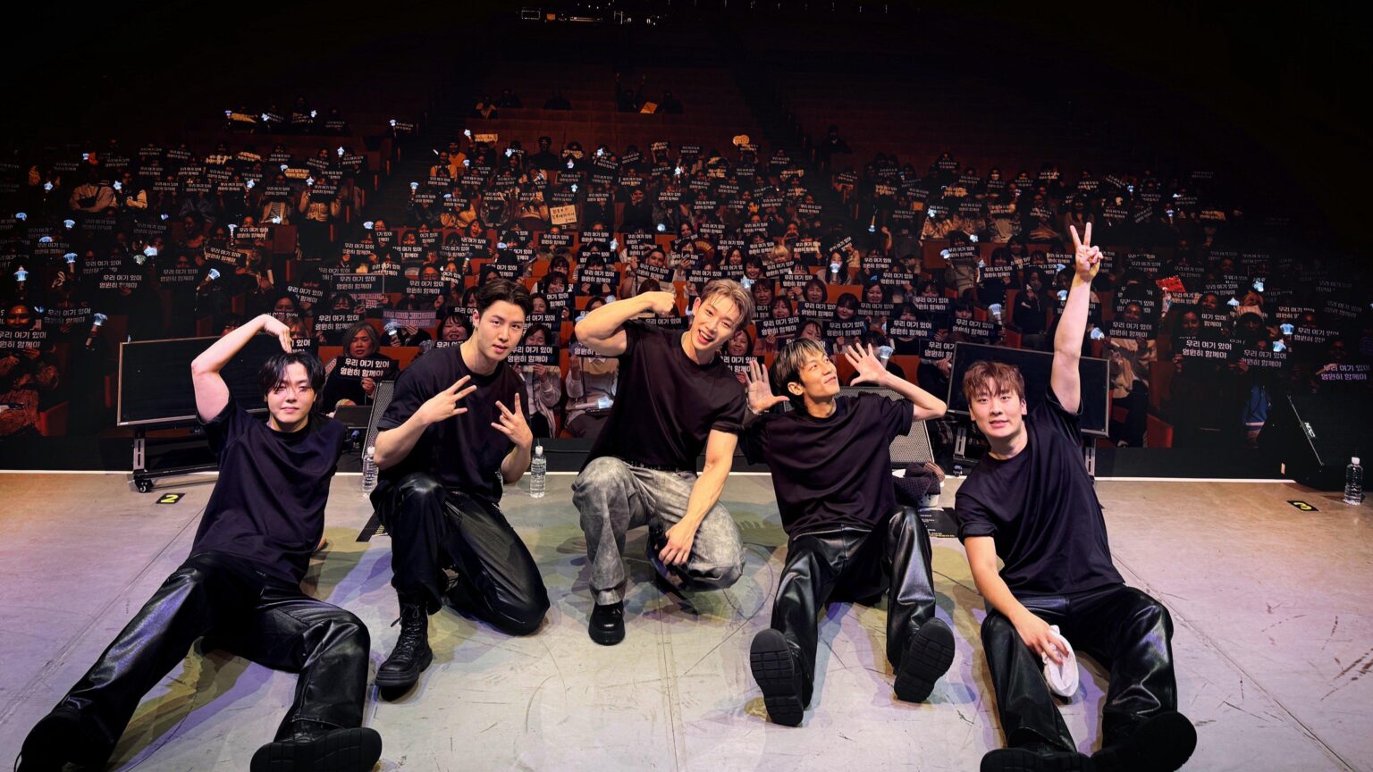 شارك جانغ كيونغهو (المعروف سابقًا باسم TOO/TO1، Universe League) كراقص في جولة وونهو العالمية في اليابان بعنوان "Stay Awake" في 23 فبراير.