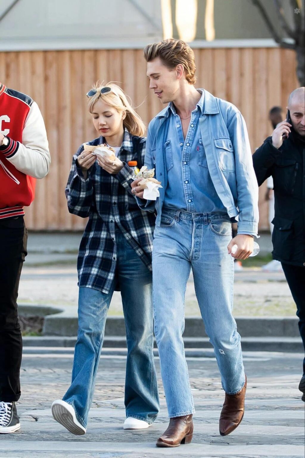 260206 : لذا أعتقد أن أوستن بتلر يلعب دور البطولة أمام ليزا في روم كوم، أليس كذلك؟