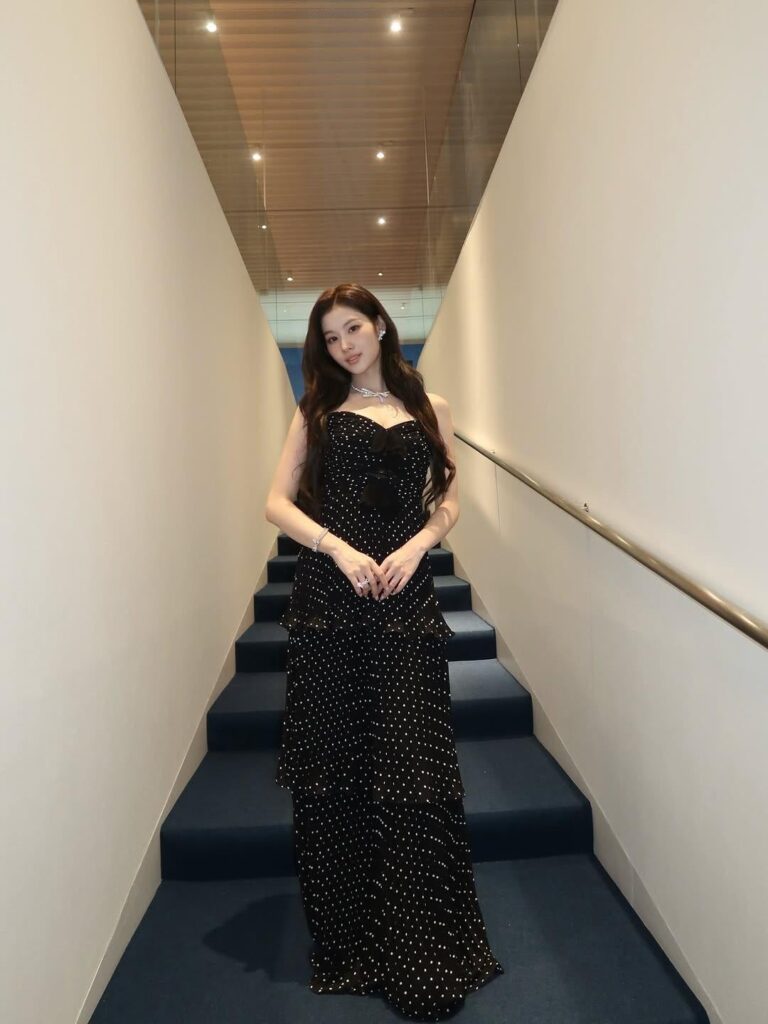 260208 تحديث سانا على الانستقرام - بالأمس كانت حفلة الاستماع لألبوم ميسامو الأول "PLAY" 🥂🎁 ارتداء قوس غراف تيلدا الأنيق جعل اليوم الخاص يبدو أكثر خصوصية 🤍 @graff