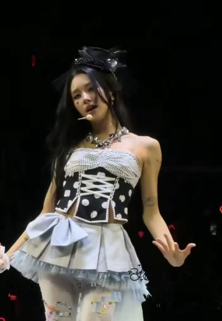 هذا الزي ولها جميلة جدا.