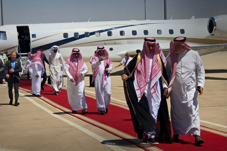 وفد سعودي يضم رجال أعمال ومستثمرين برئاسة مساعد وزير الاستثمار السعودي عبد الله الدبيخي، ورئيس مجلس الأعمال السوري السعودي محمد أبو نيان إلى مطار دمشق الدولي المصدر : سانا