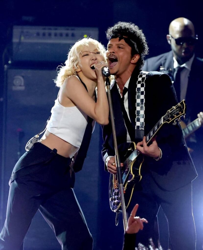 روزي وبرونو مارس يؤديان أغنية APT في حفل توزيع جوائز جرامي السنوي الثامن والستين (260201)