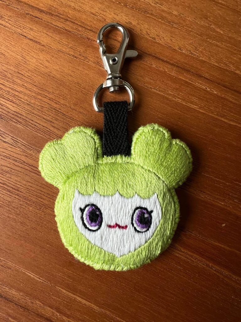 لقد صنعت تعويذة حقيبة Jeongvely المطرزة يدوياً 💚🪡