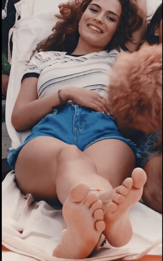 Ünlü ayaklarından konuşup azmak isteyen yazsın