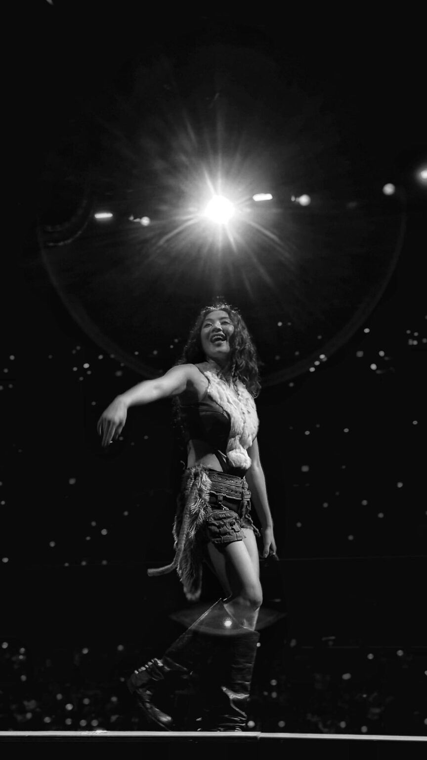 بعض اللقطات التي تم التقاطها في حفل TWICE في Capital One Arena (2/13)