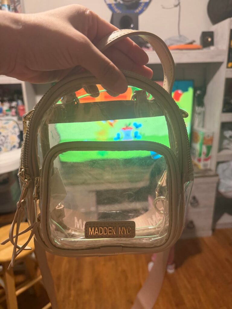 هل يمكن إحضار هذه الحقائب إلى Capital One Arena في 14 فبراير؟