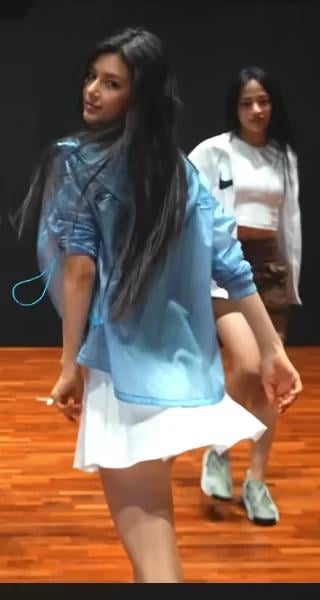 سترة دانييل في ممارسة الرقص Hype Boy