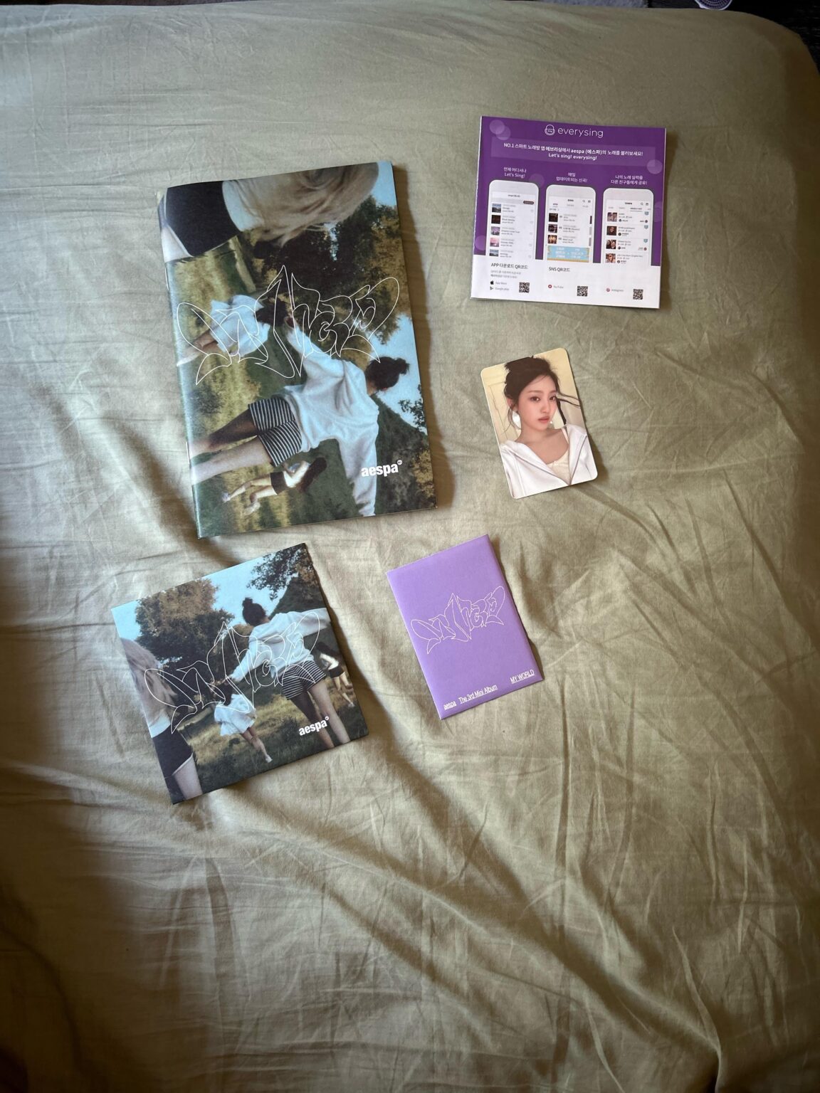 هل يأتي هذا مع ملصق أو ملصقات؟