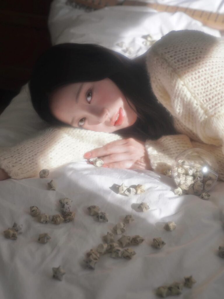 هان جيهيو (ويكلي جيهان) - Single: You Loved Me First (صورة تصورية)