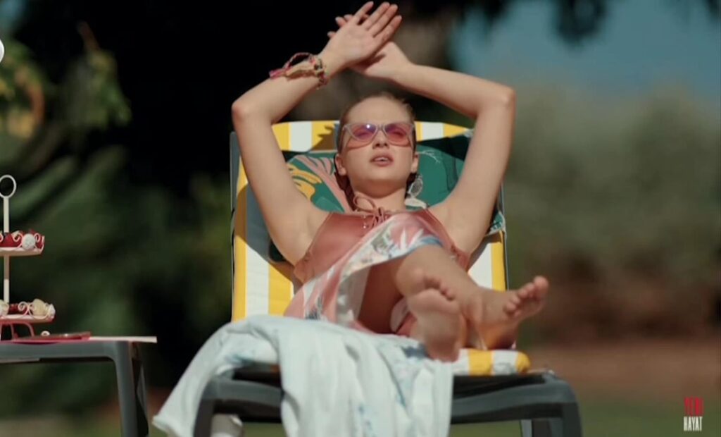 İpek Filiz Yazıcı 4K görüntüler için yana kaydırın