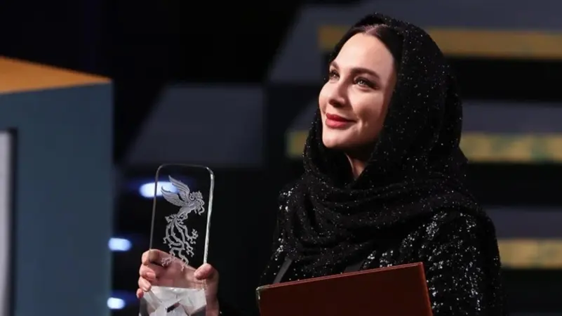 سلاف فواخرجي تكشف سبب ارتدائها الحجاب في إيران