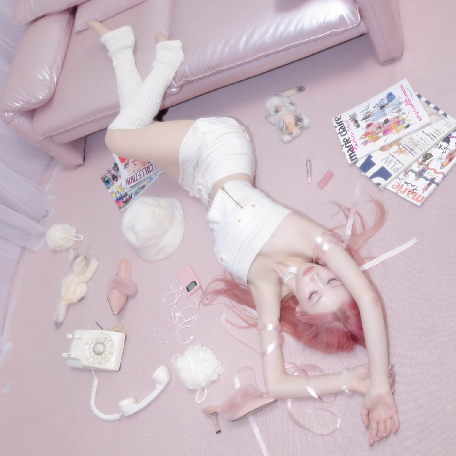 سوين - الألبوم الأول الكامل "في غرفتي". (صورة غلاف الألبوم)